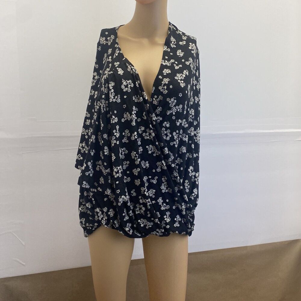 Lane Bryant Women Black White Floral Flowy Long Sleeve Top Size 18/20 Pre Owned